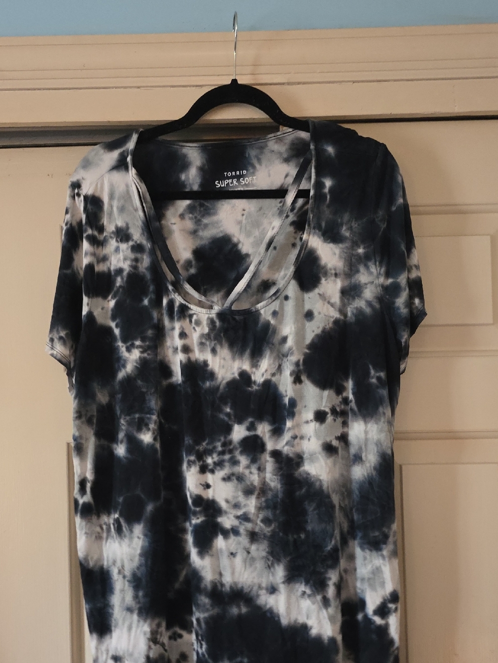 torrid Black & White Tie-Dye Scoop Neck Tee